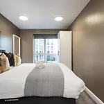 Host Apartments - Spacious 3 Bed Apartment With 3 Ensuites