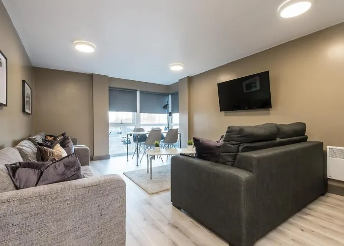 Host Apartments - Spacious 3 Bed Apartment With 3 Ensuites
