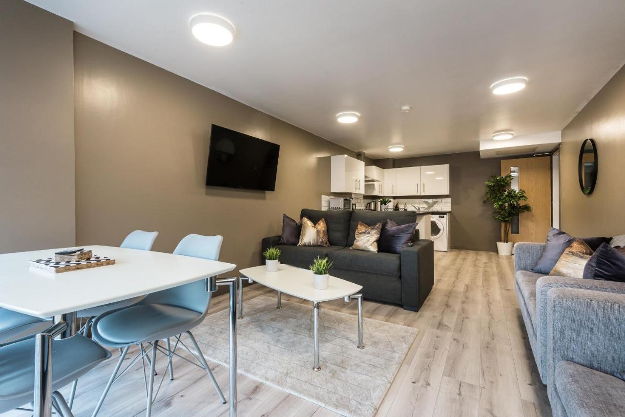 Holiday home Host - Spacious 3 Bed With 3 Ensuites *