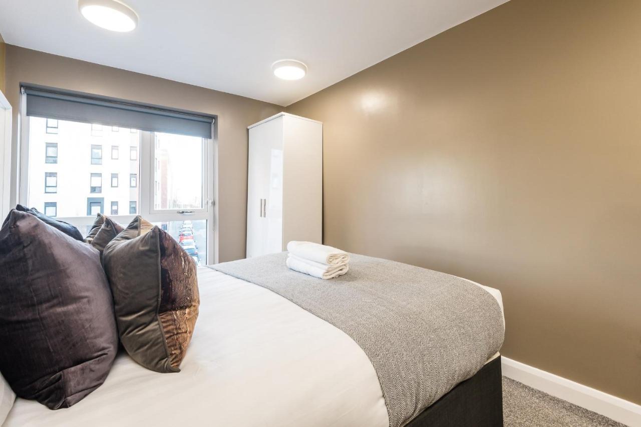 Host - Spacious 3 Bed With 3 Ensuites