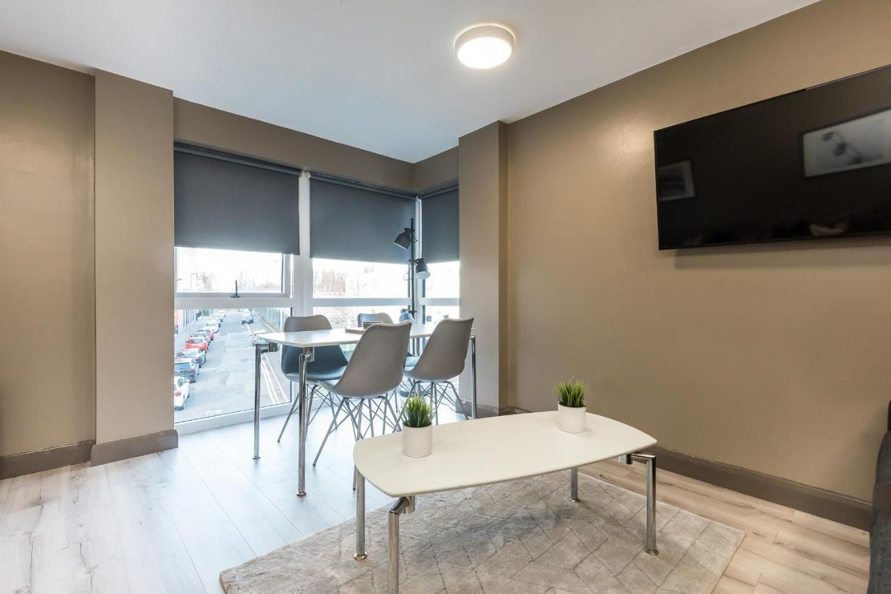 Host - Spacious 3 Bed With 3 Ensuites