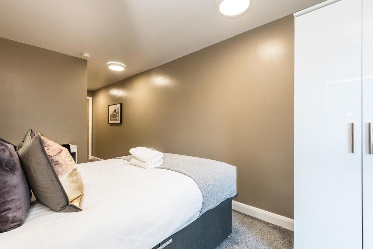 Holiday home Host - Spacious 3 Bed With 3 Ensuites