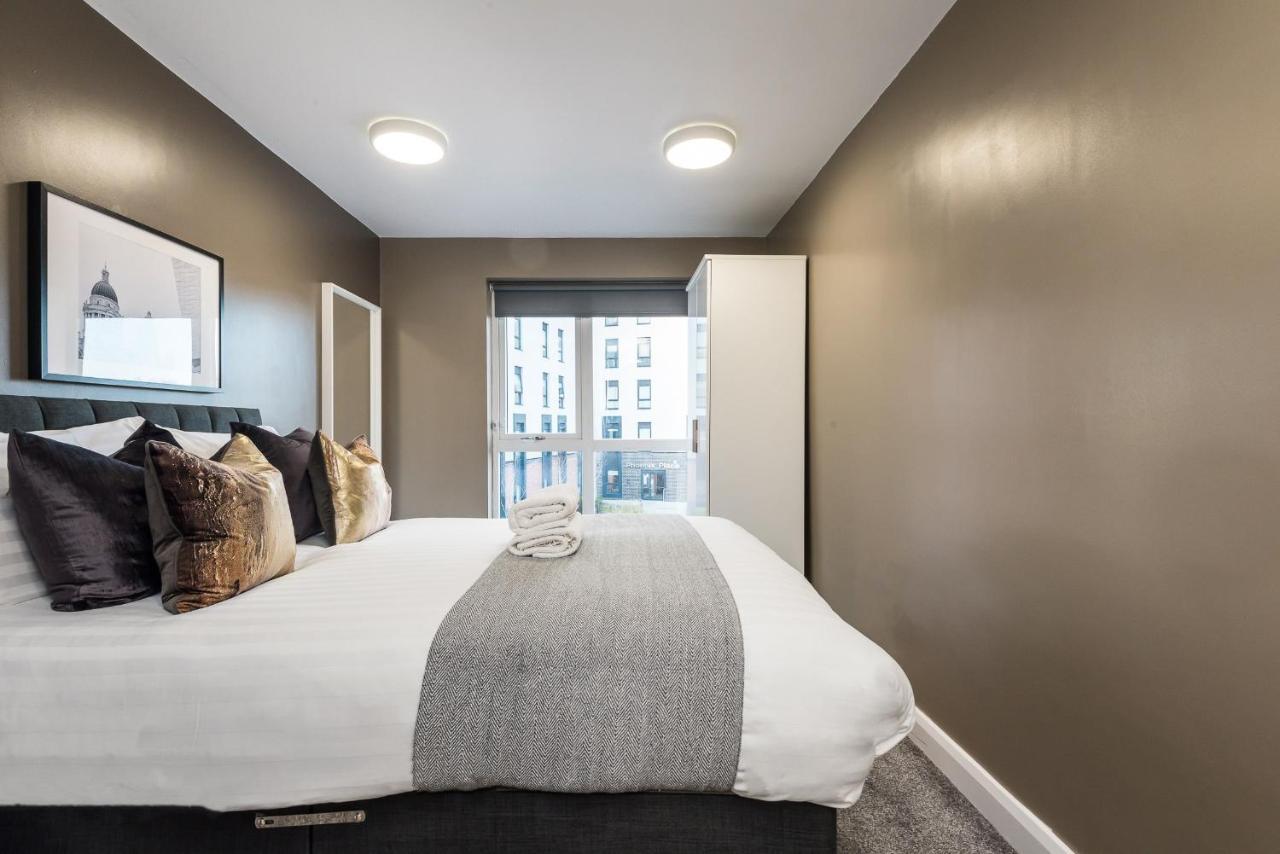Host - Spacious 3 Bed With 3 Ensuites *